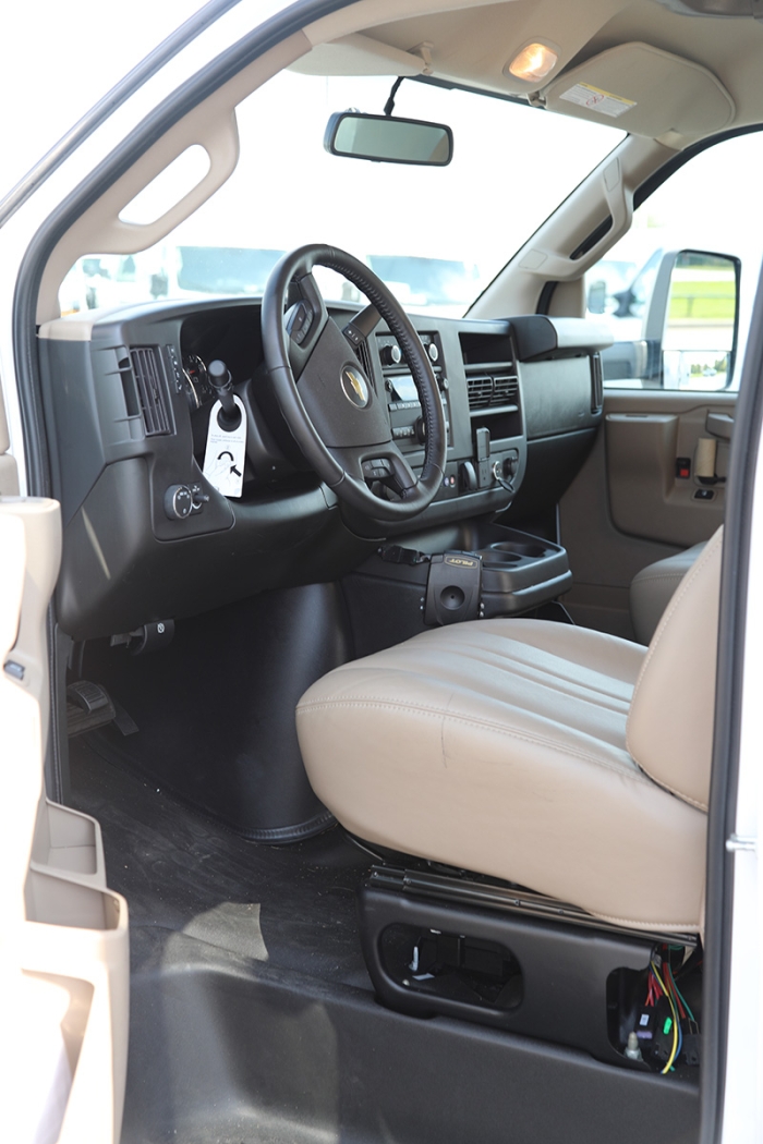 2023 Chevrolet Express 3500 DRW 16' Rockport Workport - Image 24