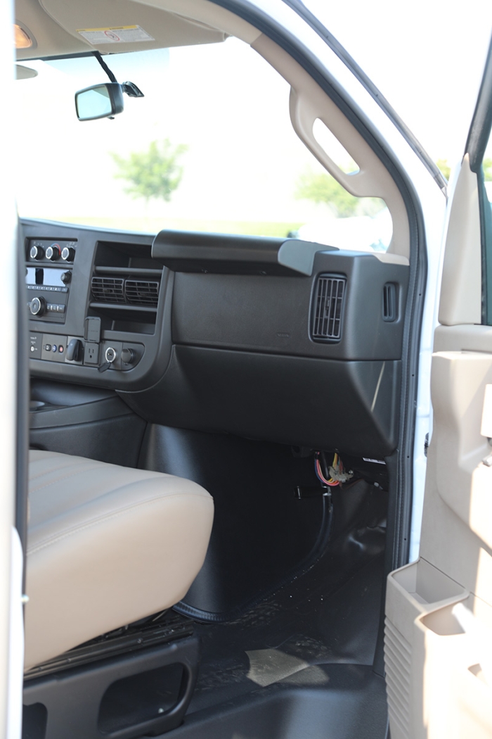 2023 Chevrolet Express 3500 DRW 16' Rockport Workport - Image 25